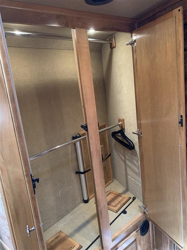 2014 4 Star 3 Horse Slant Living Quaters Outlaw Conversions - Image 26