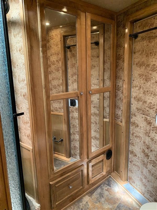 2014 4 Star 3 Horse Slant Living Quaters Outlaw Conversions - Image 25
