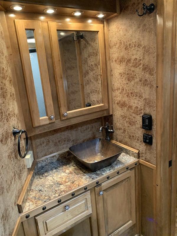 2014 4 Star 3 Horse Slant Living Quaters Outlaw Conversions - Image 22