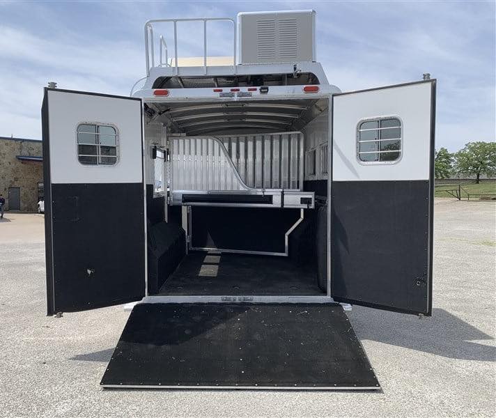 2014 4 Star 4 Horse Slant Living Quaters Outlaw Conversions - Image 10