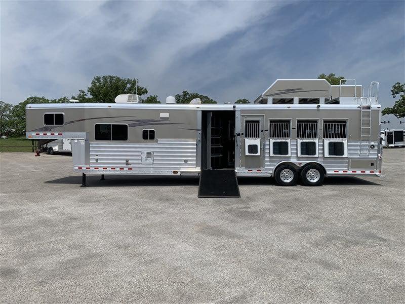 2014 4 Star 4 Horse Slant Living Quaters Outlaw Conversions - Image 8