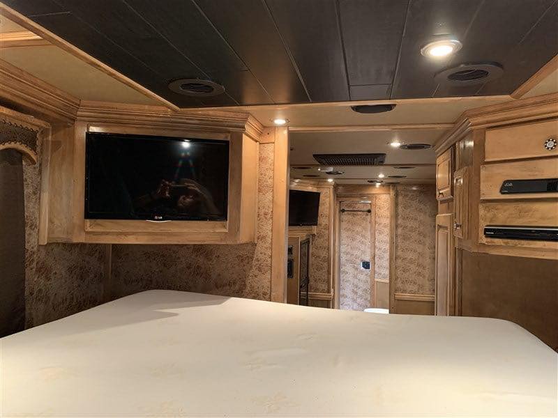 2014 4 Star 3 Horse Slant Living Quaters Outlaw Conversions - Image 18
