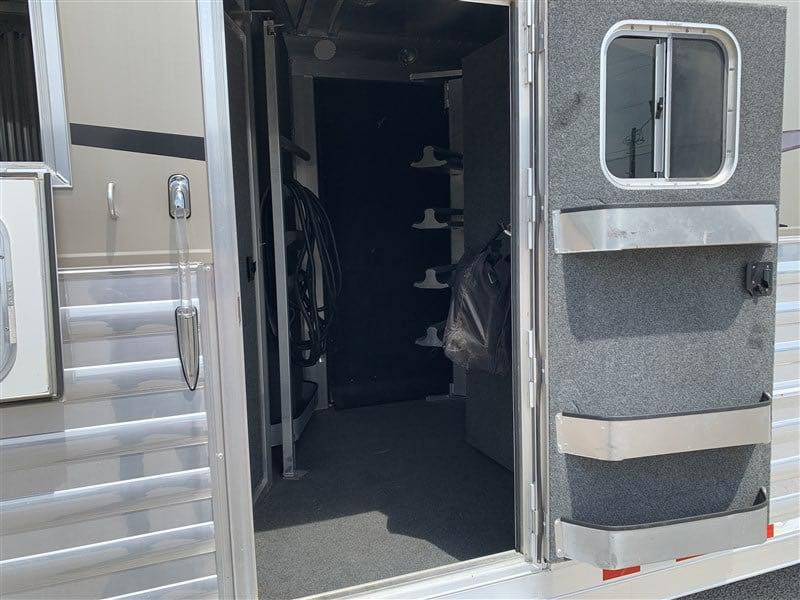 2014 4 Star 4 Horse Slant Living Quaters Outlaw Conversions - Image 15