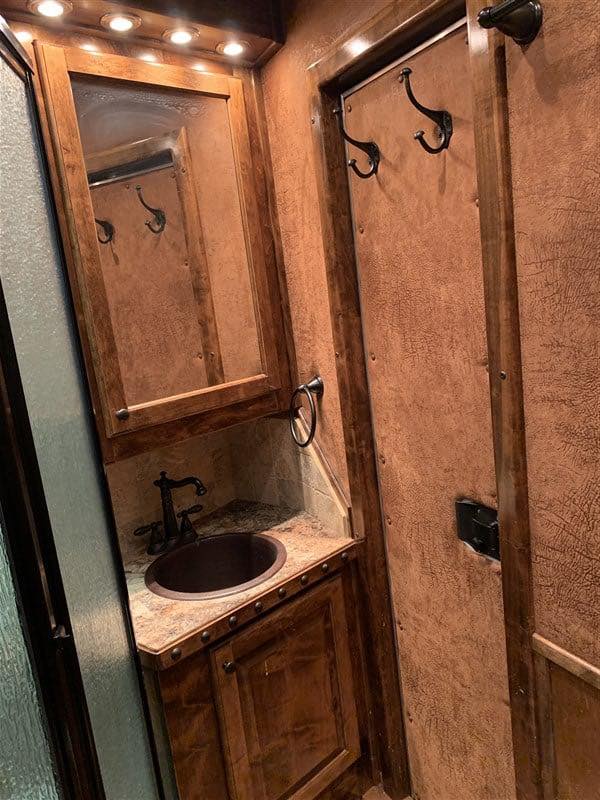 2014 4 Star 4 Horse Slant Living Quaters Outlaw Conversions - Image 27