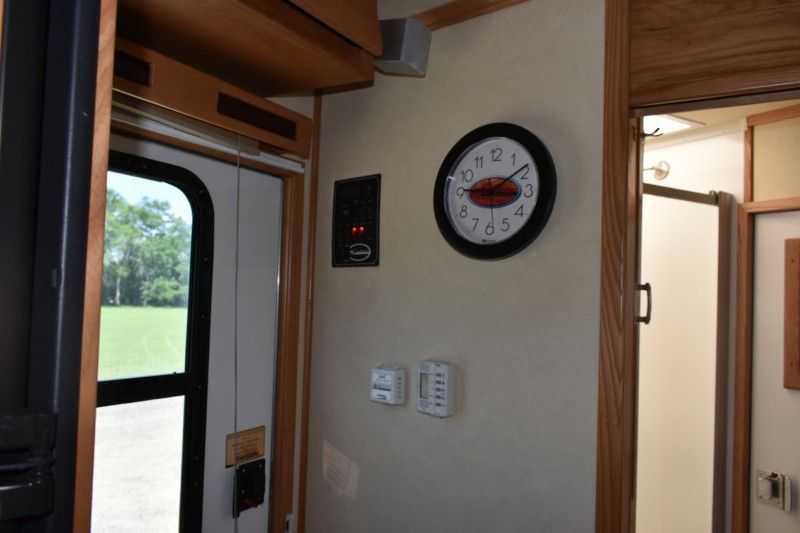 2005 Sundowner Sunlite 6LQ Horse Trailer with 11′ Short Wall 725 Grand Sierra 8612GLQ MidTack - Image 29