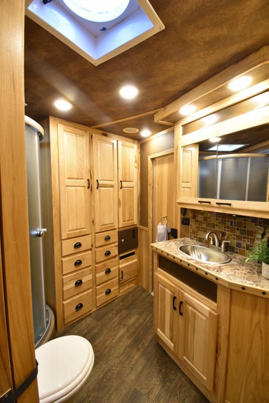 2018 Lakota Bighorn 3 Horse Living Quarters - Image 16