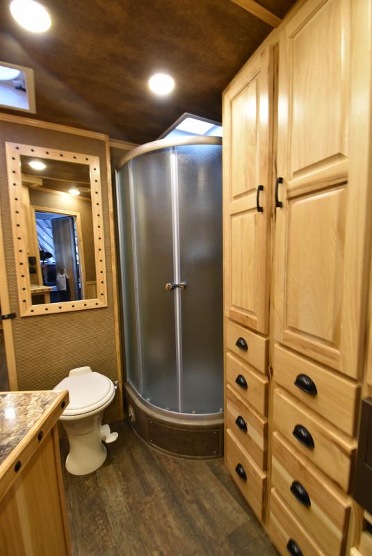 2018 Lakota Bighorn 3 Horse Living Quarters - Image 27