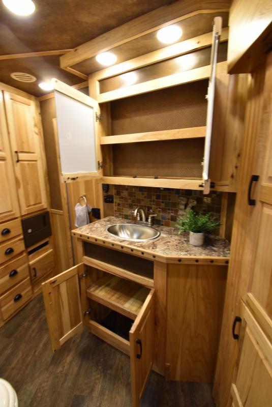 2018 Lakota Bighorn 3 Horse Living Quarters - Image 24