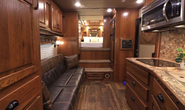 2019 Lakota Bighorn 6 Horse Side Load Trailer - Image 15