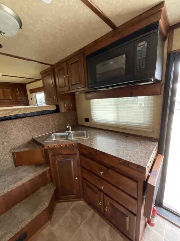 2014 Logan Coach RAZ4GNHDLQ 40′ 4 horse Razor GN Horse Trailer**WITH WALK IN CLOSET** - Image 11