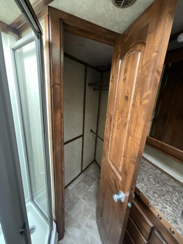 2014 Logan Coach RAZ4GNHDLQ 40′ 4 horse Razor GN Horse Trailer**WITH WALK IN CLOSET** - Image 23