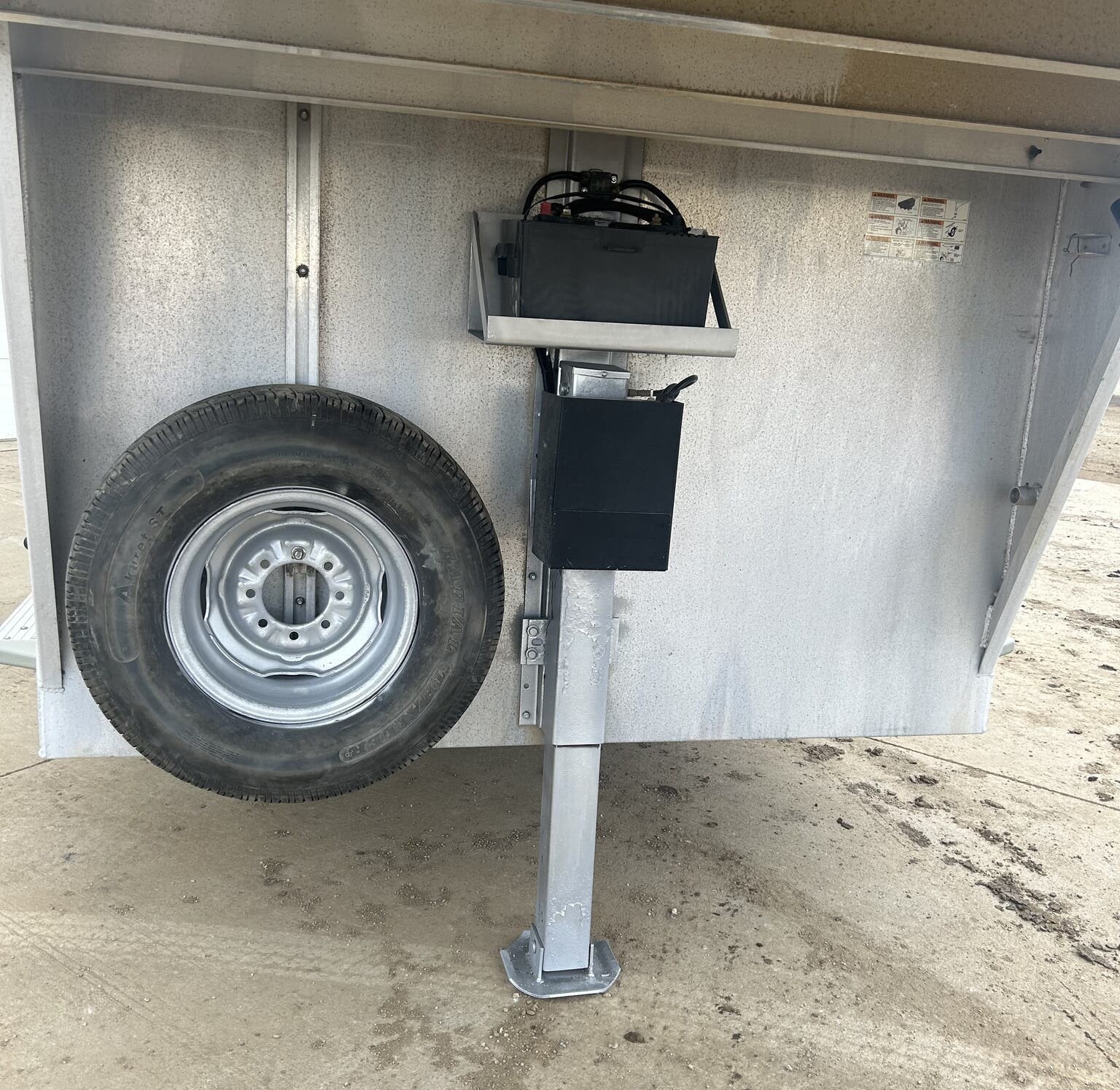 Used 2007 Featherlite 20′ Livestock Trailer – Two Compartments - Image 11