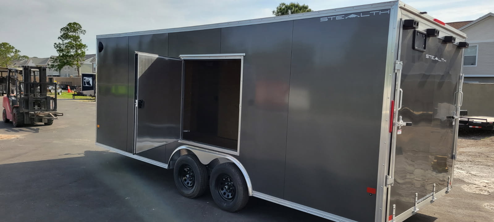 8.5X20 ALUMINUM CAR HAULER WITH SM ESCAPE DOOR - Image 5