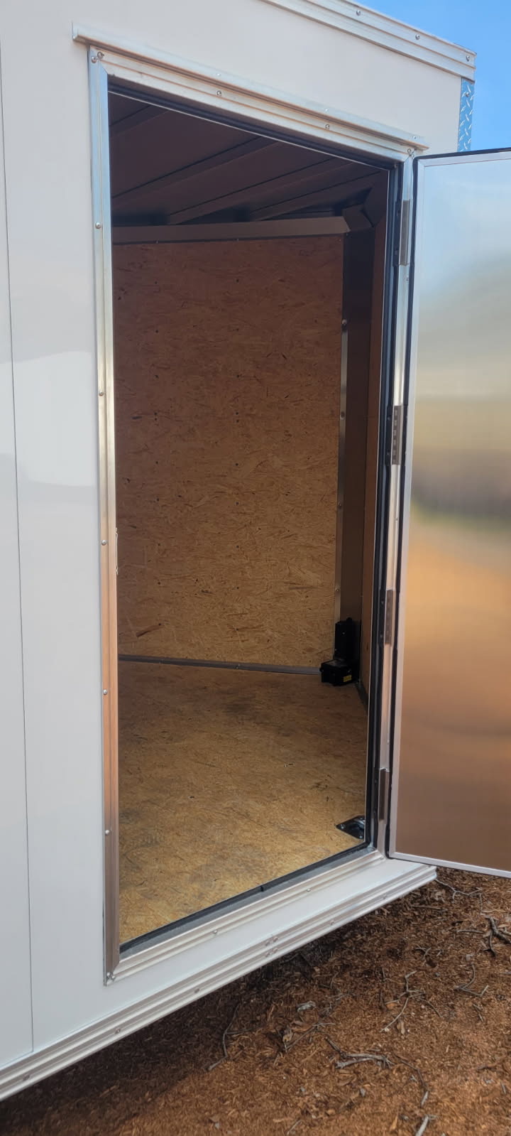8.5X20 ALUMINUM CAR HAULER WITH SM ESCAPE DOOR - Image 7