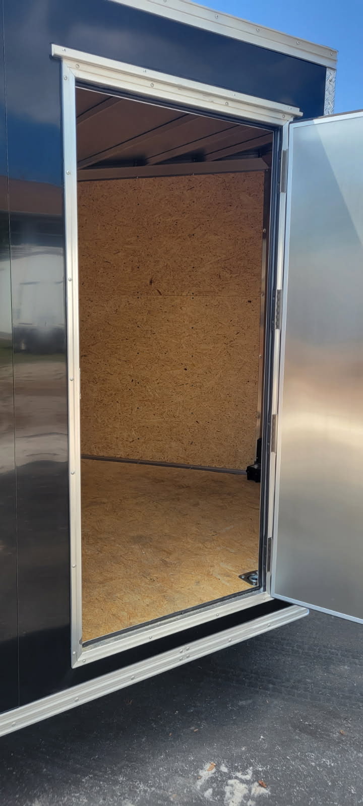 8.5X20 ALUMINUM CAR HAULER WITH SM ESCAPE DOOR - Image 3