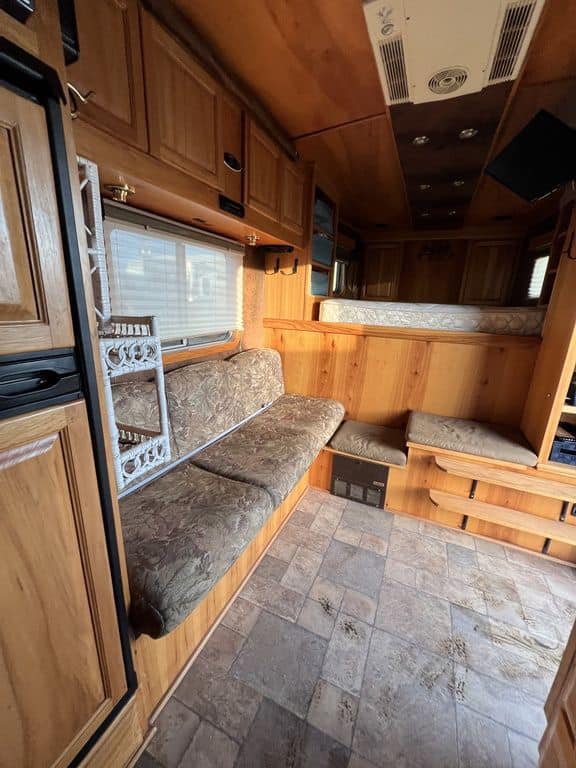 2007 Platinum Coach 8310 LQ 3 Horse - Image 32